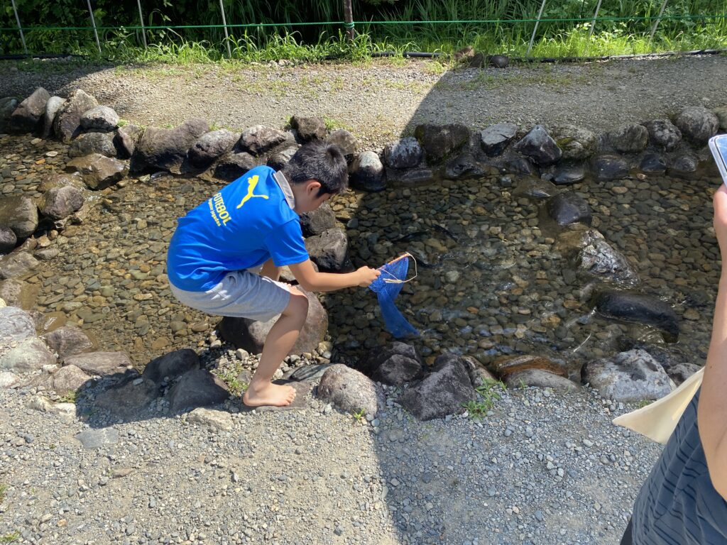 上国での魚つかみどり体験