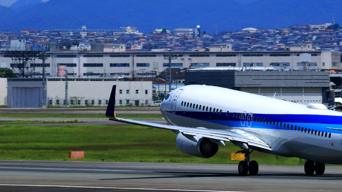 大阪国際空港で離陸する旅客機